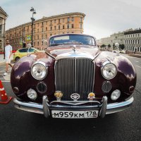 Jaguar Mark IX на Исаакиевской площади :: Магомед .