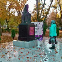 У памятникая  святителя Луки :: Валентин Семчишин