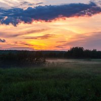 Начало образования приземного тумана на закате. Поля в окресностях Ухты, Коми. :: Николай Зиновьев