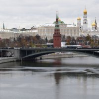 Москва. С Патриаршего моста открывается  красивый вид на Кремль и на Москва-реку :: Galina Leskova