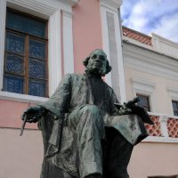 Памятник И.К.Айвазовскому :: Геннадий Валеев