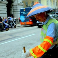 Уборщик на улице в Макао :: Геннадий Мельников