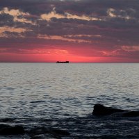 Морской закат с корабликом :: Александр Гризодуб