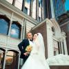 Жених и невеста на фоне небоскреба :: Георгий Трушкин