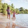 дети на берегу реки играют с волной :: Ольга Кучаева