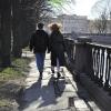 \\Парень и девушка идут  к семимостью вдоль канала Грибоедова :: Галина Бельченко