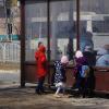 Май...Дети на автобусной остановке возле сквера Победы! :: Владимир 