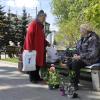 Пожилая женщина зарабатывает себе на жизнь вязанием :: Галина Бельченко