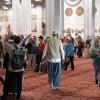 Мусульманин и туристы.Мечеть Султана Ахмеда. :: Евгений Савельев