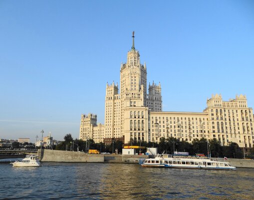 Прогулка по Космодамианской набережной в Москве