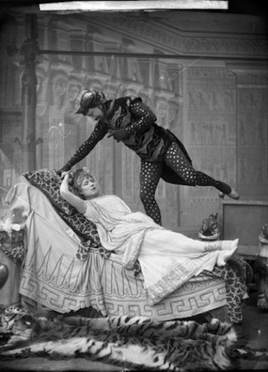 Студия Надара. Вотье и Жанна Гранье (Юпитер и Эвридика) в постановке «Орфей в аду», театр Гете. 1887
