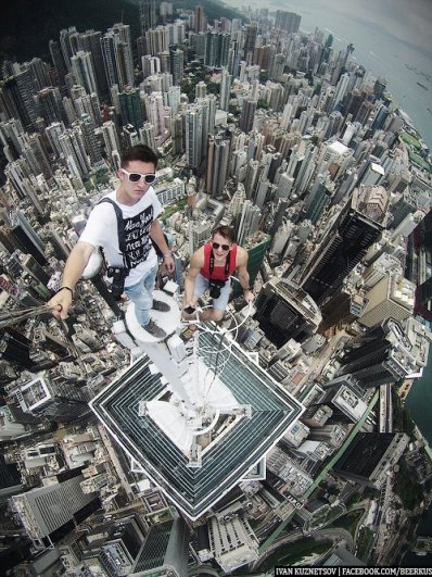фото профессиональных фотографов - Селфи на крыше Гонконга. Автор фото: Иван Кузнецов