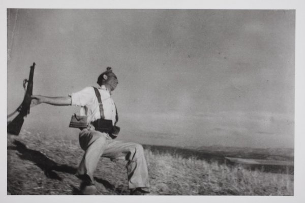 Роберт Капа. Смерть республиканца. Испания. 5 сентября 1936. Photograph by Robert Capa. © International Center of Photography/Magnum – Collection of the Hungarian National Museum