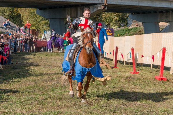 Участники конного рыцарского турнира