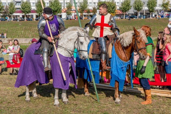 Участники конного рыцарского турнира