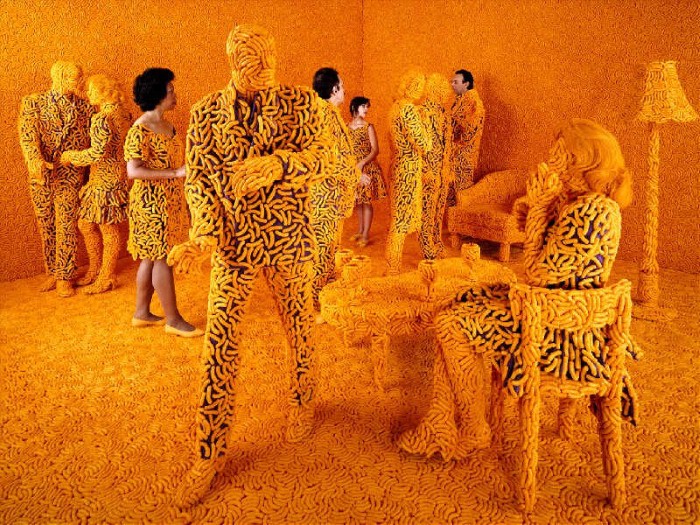 Баланс между фантазией и реальностью от фотографа Sandy Skoglund - №8