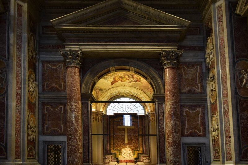 В капелле Пьеты  находится шедевр Микеланджело - мраморная "Пьета".