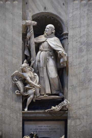 Статуя св. Петра Алькантрийского  - одного из инициаторов аскетической реформы в францисканском ордене (Франциско Вергара, 1753).