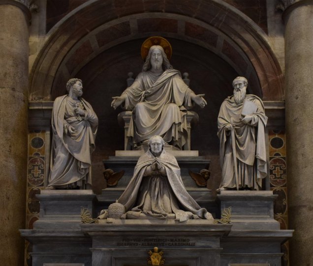 Монумент и надгробие папы Пия VIII  (Пьетро Тенерани, 1830) расположен над входом в сокровищницу.