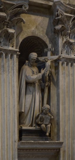 статуя св. Павла Креста (Игнацио Якометти, 1876), основателя католического монашеского ордена пассионистов.