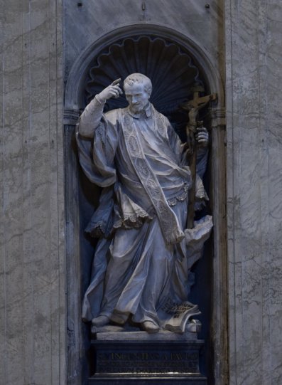 Статуя святого Викентия де Поля, основателя конгрегации лазаристов и конгрегации дочерей милосердия.