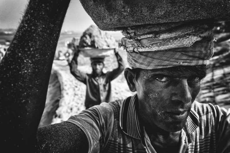 Приз зрительских симпатий в категории “Люди”: “Носильщики песка”, округ Муншигандж, область Дакка, Бангладеш, автор – Танвир Хассан Рохан