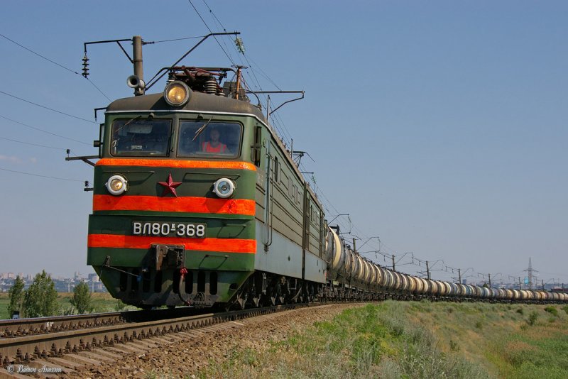 Electric locomotive VL80K-368 with train
