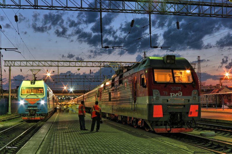Электровоз ЭП1М-711 вечером на станции  Ростов-Гла
