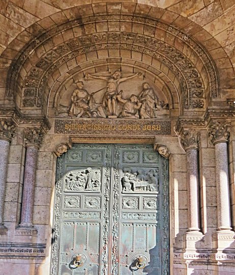 Входная дверь в Сакре Кер