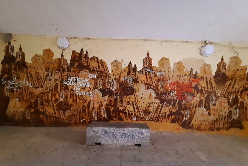 Атмосферное граффити в проходе под аркбутаном у стен папского дворца 20200322_201026