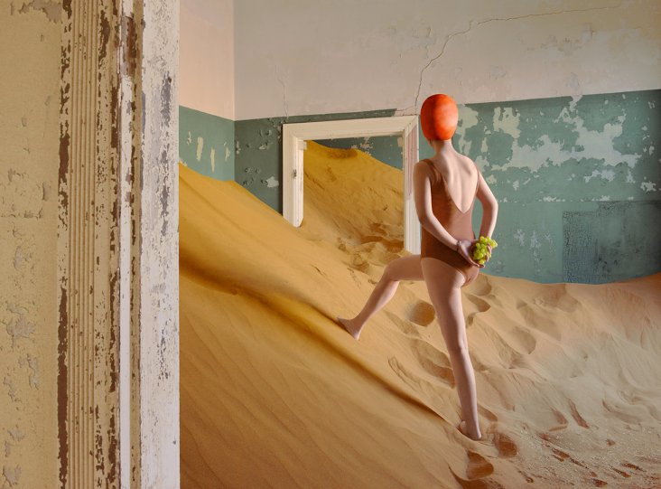 Фотосерия «Еда делает сюрреалистичные вещи в пустыне» - №7