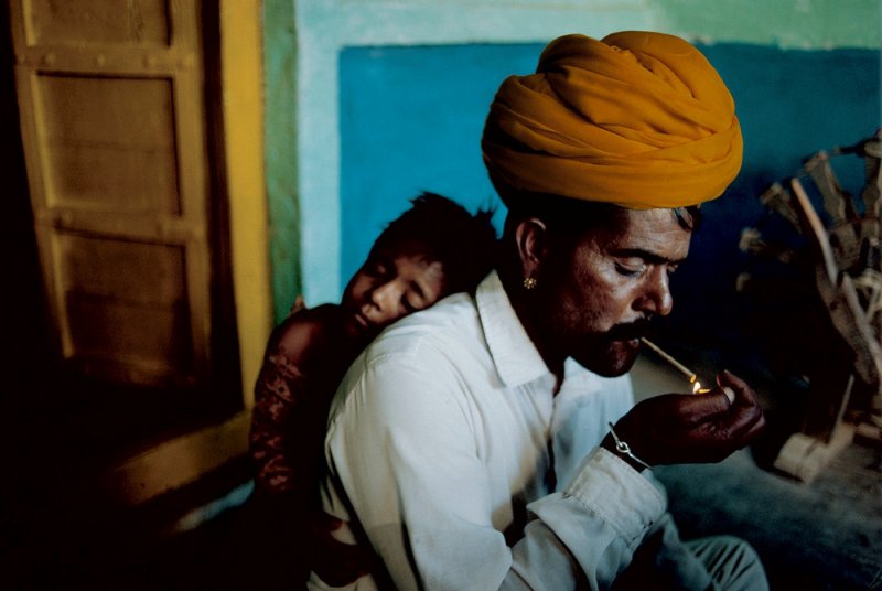 Отец и сын в своем доме. Джодхпур, Индия, 1996