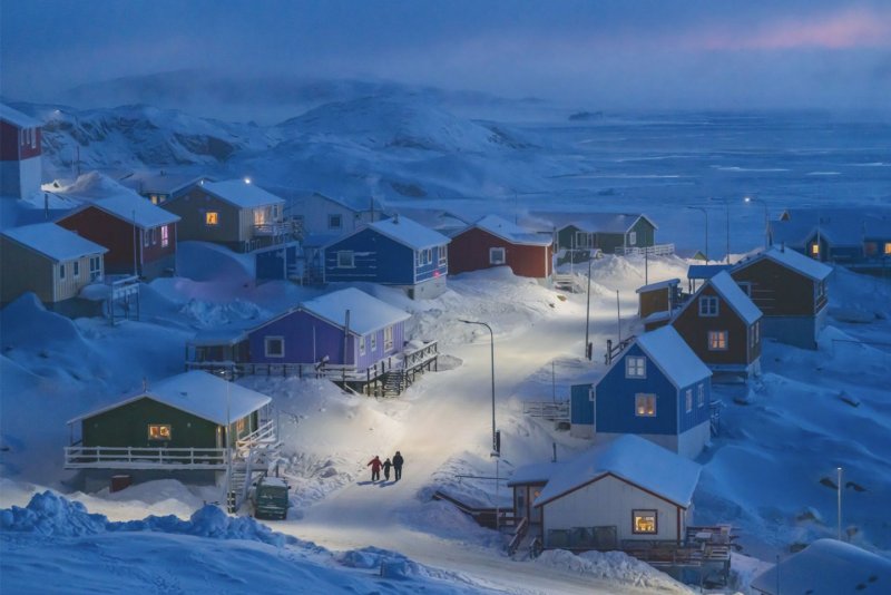 Weimin Chu. Гренландского городок Упернавик под снежным покровом.