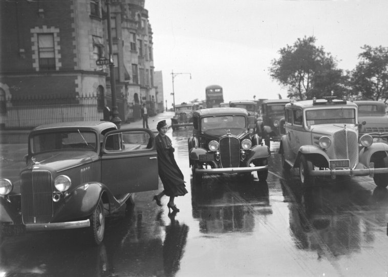 На мокрой улице в Нью-Йорке, 1934 год.