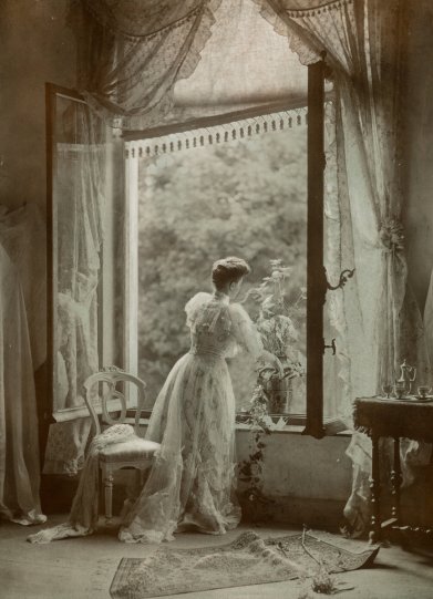 Мадам Мизонн у окна, Бельгия, 1910 год. Фотограф Леонард Мизонн.