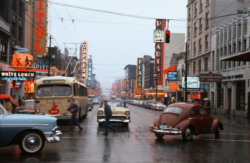 Угол улиц Робсон и Гранвилль в Ванкувере, 1959 год.