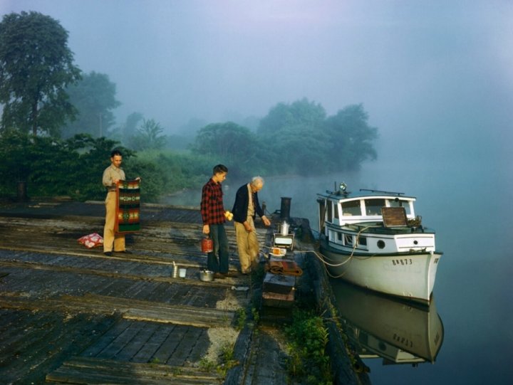 Экипаж лодки готовит завтрак на реке Мохок, штат Нью-Йорк год.
