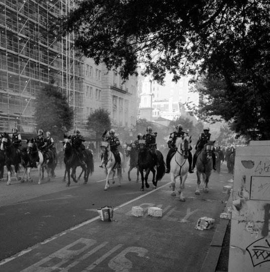 Победитель, Северная и Центральная Америка, 2022. «Политический нулевой год». Конная полиция прогоняет протестующих в Вашингтоне 1 июня 2020 года. Автор Луи Палу.