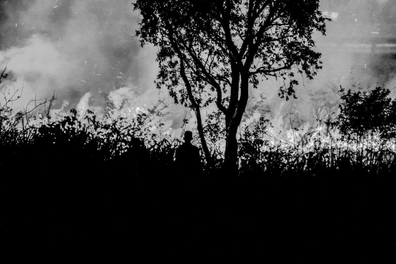 Победитель, Юго-Восточная Азия и Океания, 2022. «Смог». Местный житель смотрит на пожар. Палембанг, Южная Суматра, Индонезия, 22 августа, 2019 года. Автор Абриансия Либерто.
