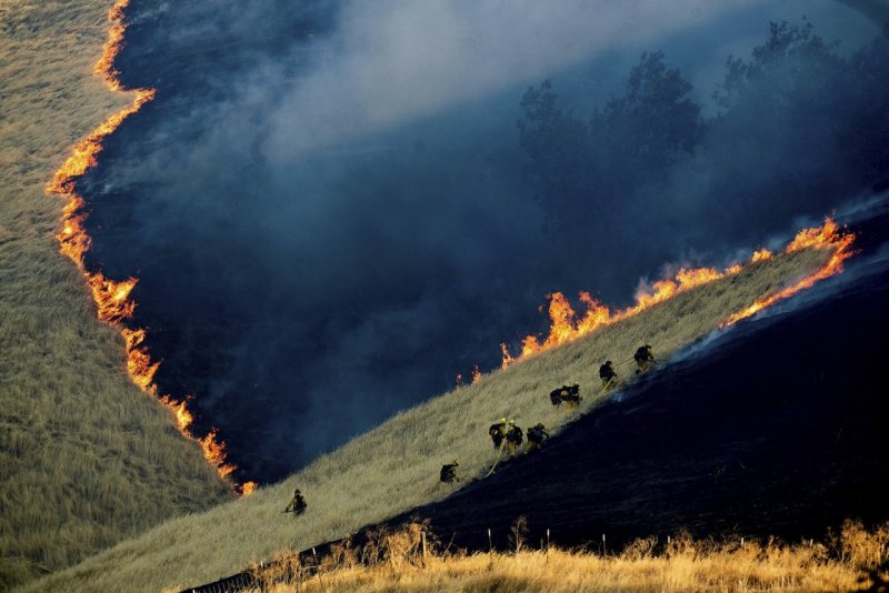 2 место в категории «Окружающая среда», 2020. Пожарные сражаются с огнём недалеко от города Брентвуд, штат Калифорния, США. Автор Ноа Бергер.