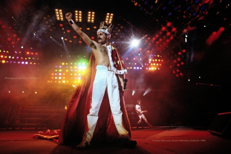 Фредди Меркьюри во время финала шоу Magic Tour 1986 года на стадионе Уэмбли. Снимок появился во всех журналах мира и был изображен на памятной почтовой марке Queen.