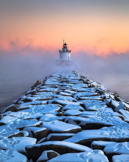 Маяк Спринг-Пойнт в арктическом тумане. Портленд, США. Фотограф Бенджамин Уильямсон.