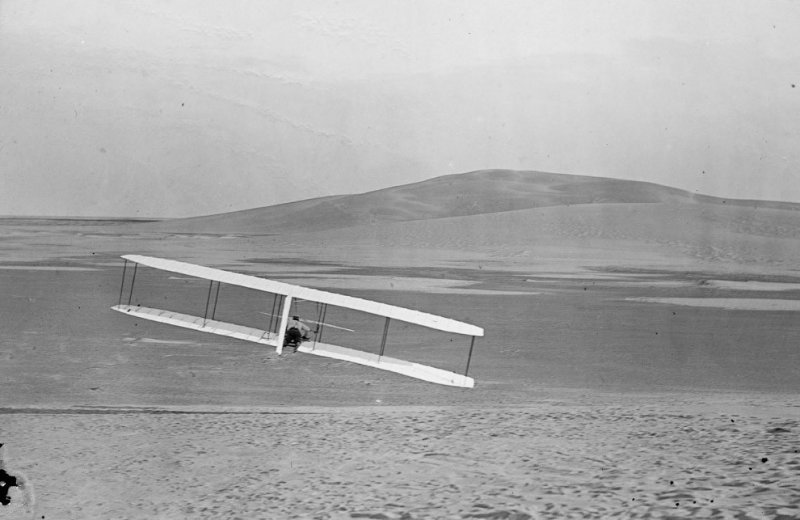 Американцы Уилбур и Орвилл Райты – изобрели первый управляемый летательный аппарат тяжелее воздуха.