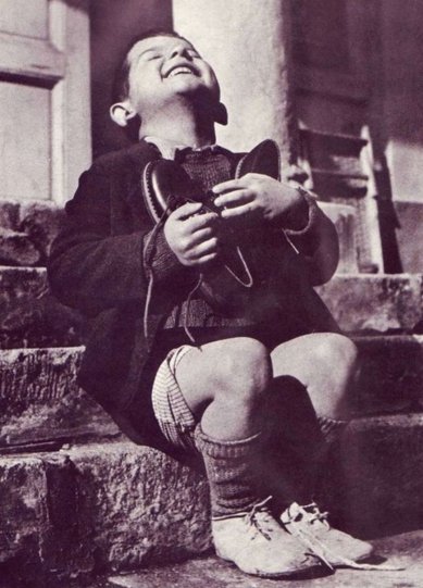 Мальчик, получивший новую пару обуви в детском доме в Австрии, 1946 год. Автор неизвестен