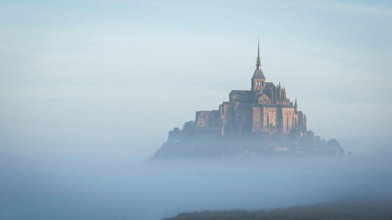 Рассветный туман вокруг замка Мон-Сен-Мишель, Франция. Фотограф NataPoda.