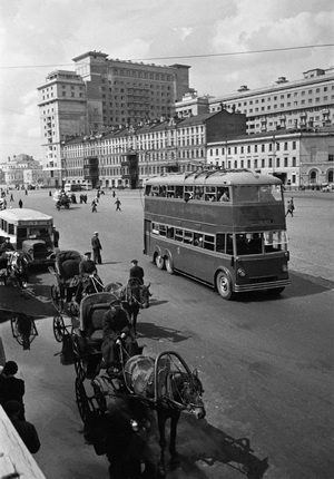 Аркадий Шайхет. [Охотный ряд]. Уличное движение. Москва, 1935. Серебряно-желатиновый отпечаток