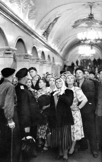 1954 Москва, В метро
