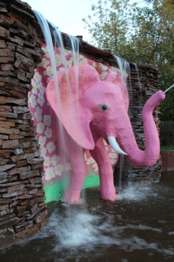 Розовый слоник в Астане