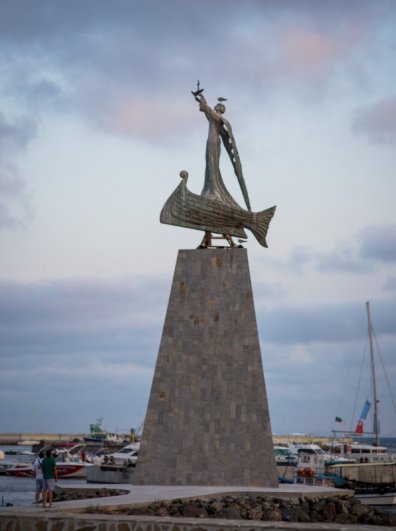 IMG_0573С ветряной мельницей на въезде и статуей Николая Угодника в порту.
