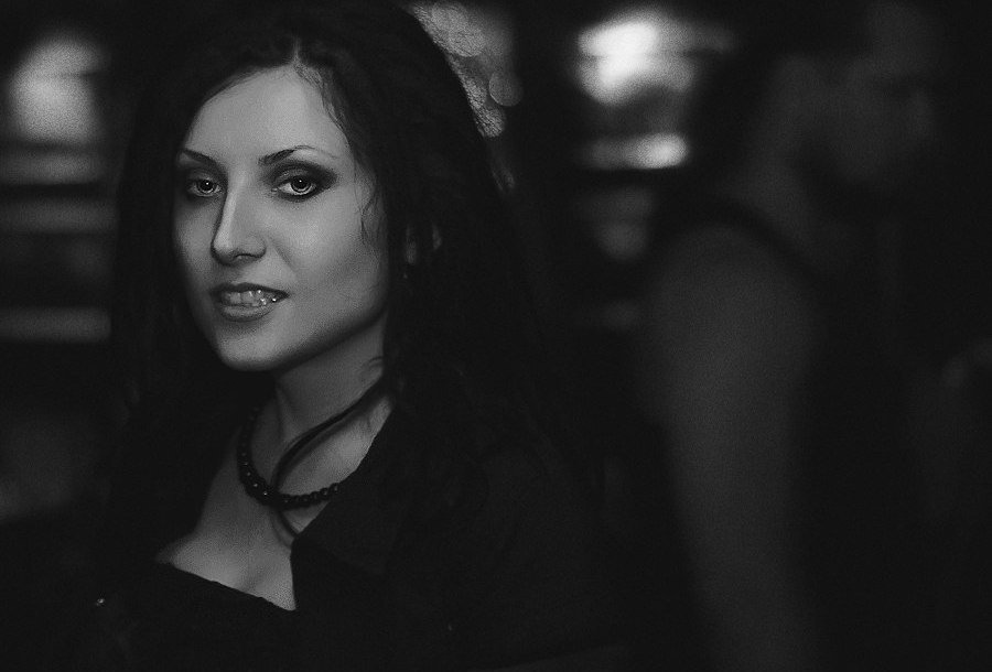 портрет проходящей девушки - Vlad prizra4ny